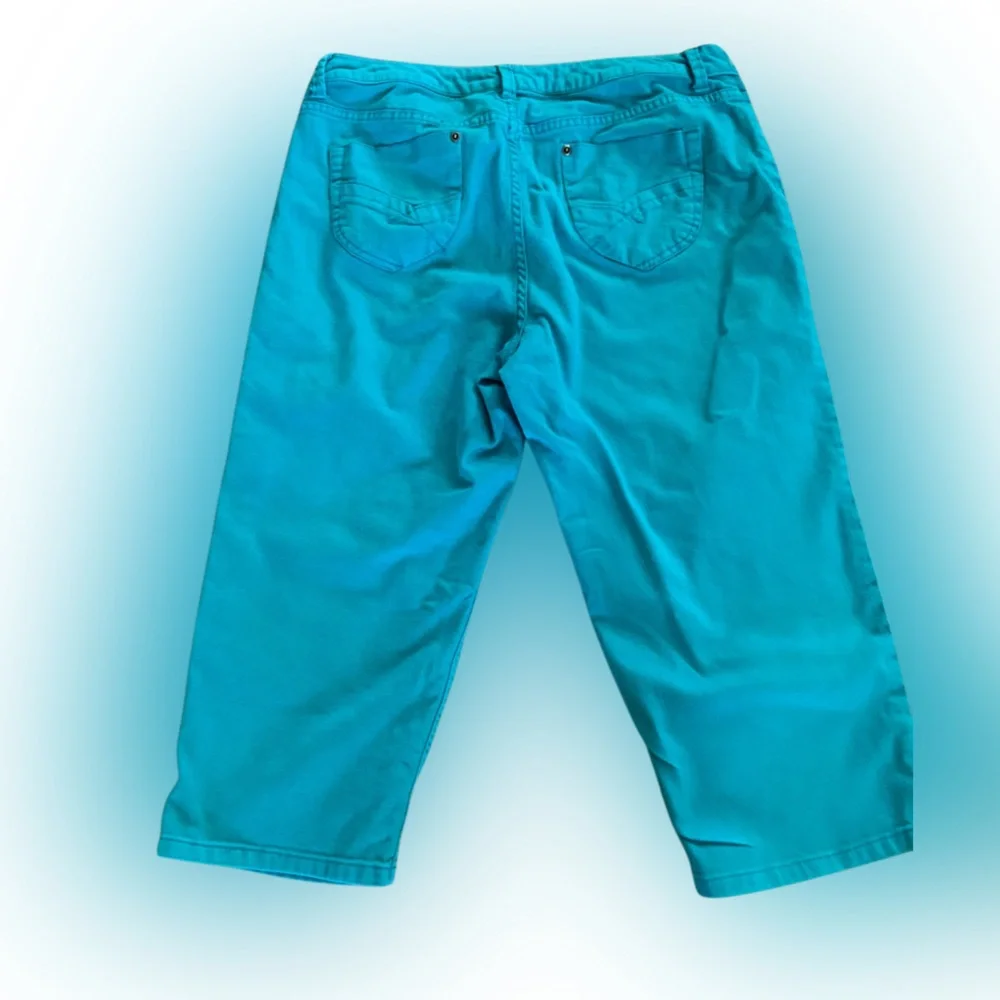 Chicos Platinum Denim Capri Jean Ultimate Fit Turquoise Size 2.5/14 - Picture 2 of 7